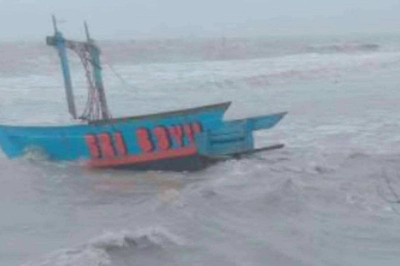 Perahu Nelayan Dihantam Ombak di Perairan Utara Karawang, Satu Orang Meninggal Dunia