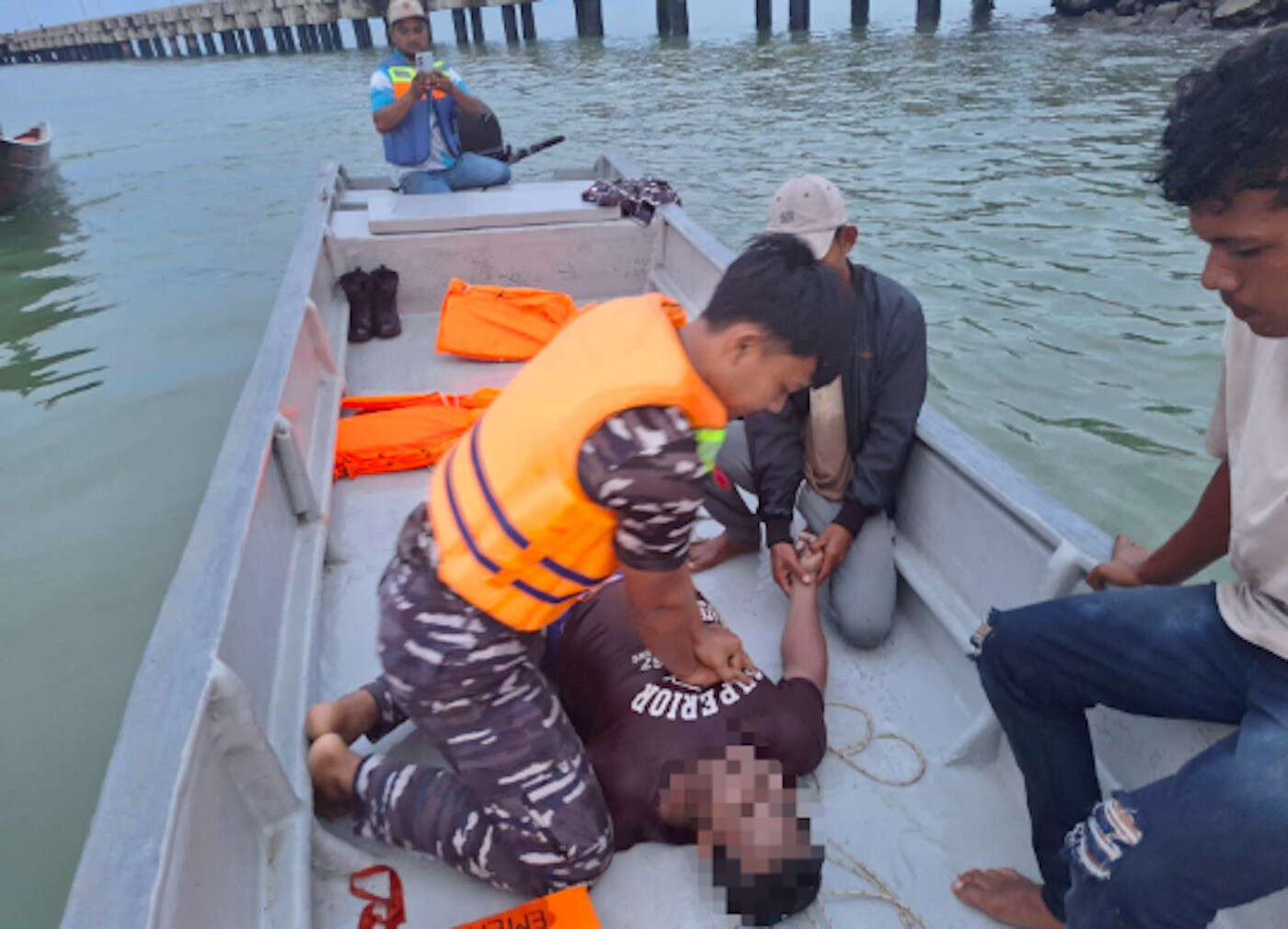 Prajurit TNI AL Temukan dan Evakuasi Wisatawan yang Terseret Ombak di Pantai Teluk Jaya