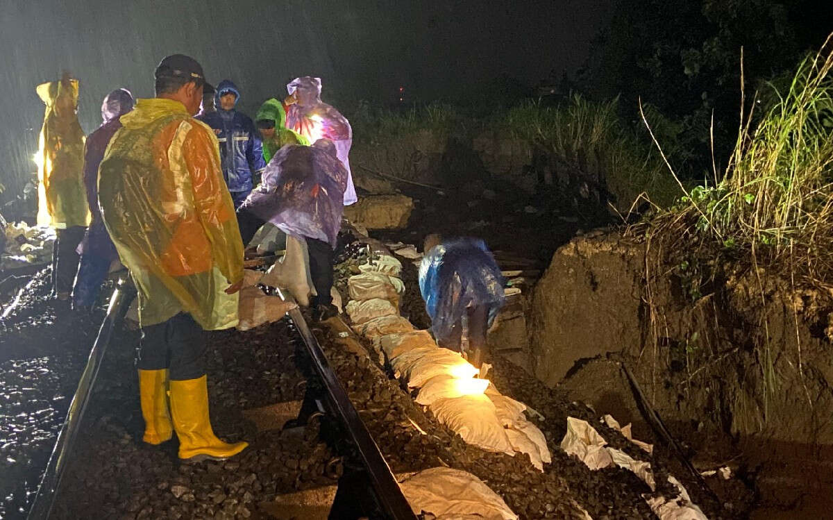 Pengumuman: KAI Menutup Jalur Kereta Semarang-Surabaya Akibat Banjir