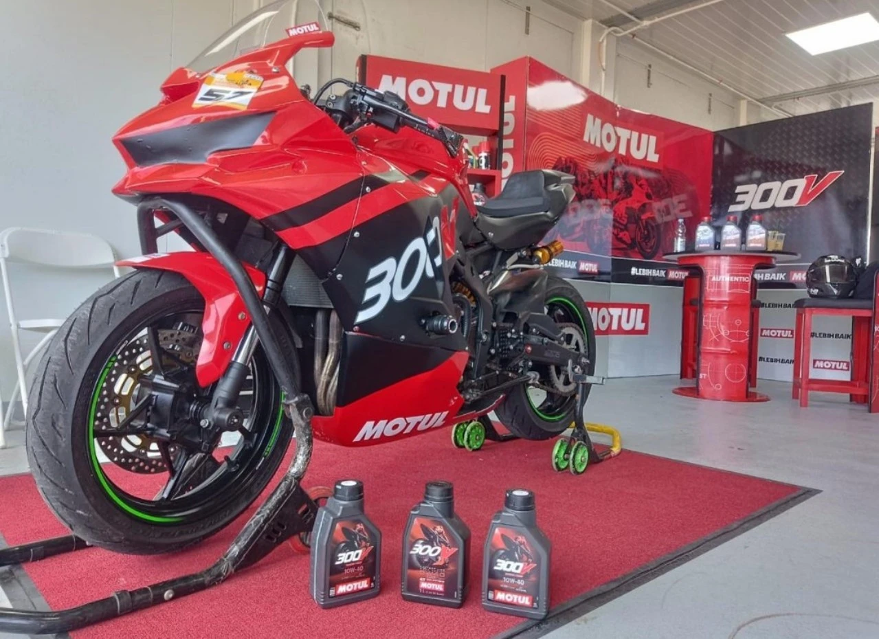 Oli Motul 300V Ester Core Diluncurkan di Sirkuit Mandalika, Ini Keunggulannya