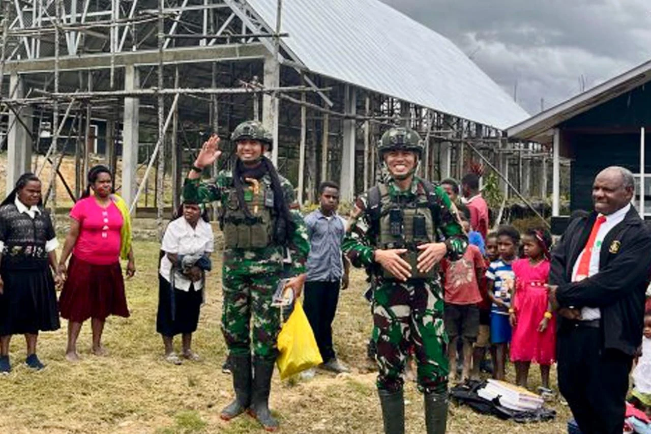 Pasukan Koops Habema TNI Bersama Masyarakat Gotong Royong Bantu Pembangunan Gereja di Papua