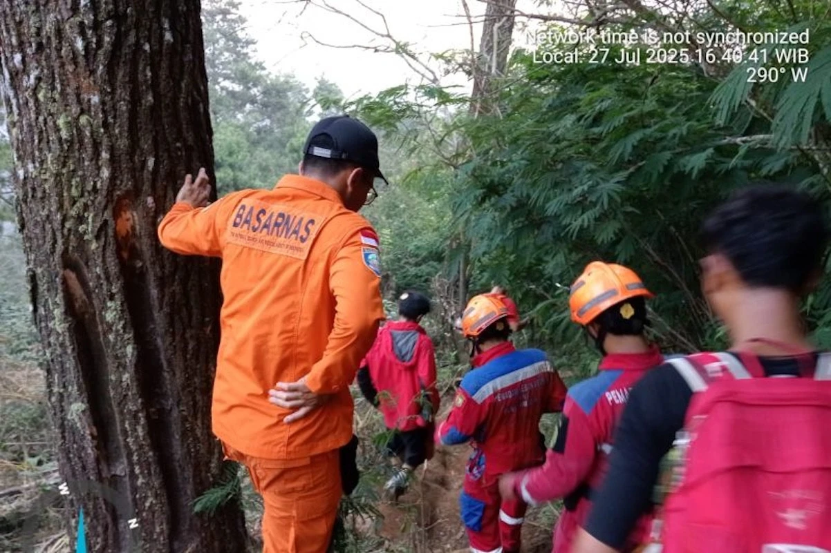 Tim SAR Mengevakuasi 2 Remaja yang Jatuh dari Puncak Mega Gunung Puntang