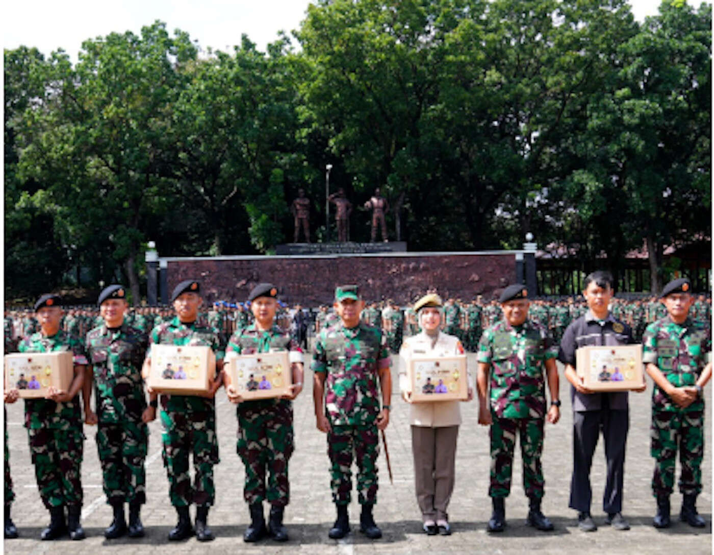 Panglima TNI Serahkan Paket Sembako Kepada Prajuritnya Menjelang Idulfitri 1446 H