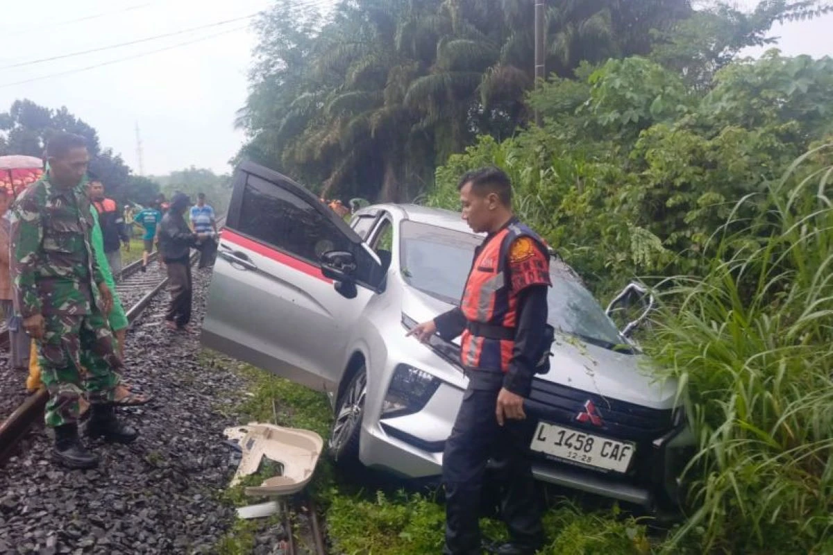 Xpander Terseret 20 Meter Dihantam Kereta Api di OKU, 1 Nyawa Melayang