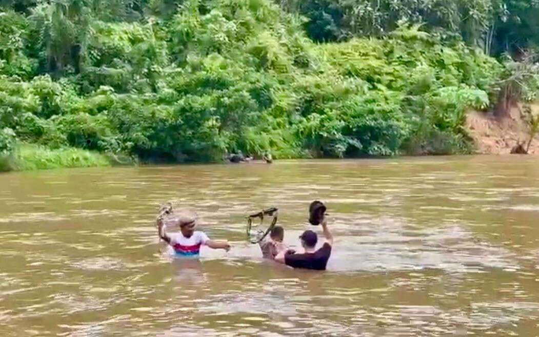 Aksi Polisi Seberangi Sungai Sambil Bawa Laras Panjang Saat Tangkap Perusak Hutan Lindung di Riau