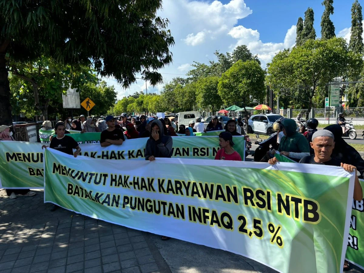 Ratusan Karyawan Demo Disnaker Mataram, Tuntut Hapus Potongan Infaq Yayasan RSI