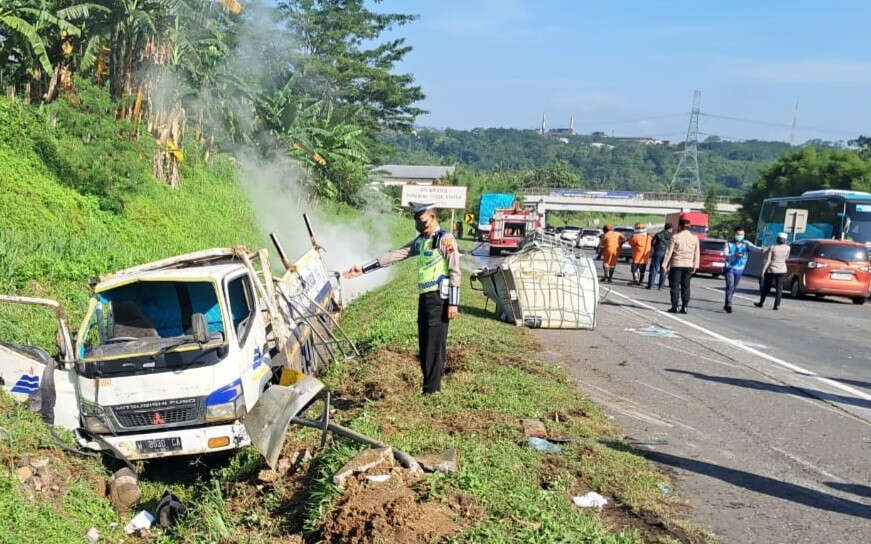 Bus Gunung Harta Tabrak Truk Muatan Bahan Kimia di Tol Semarang-Solo