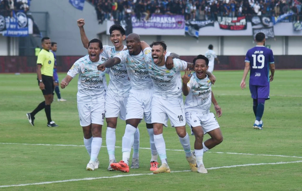 4 Gol dan 29 Tembakan Mewarnai Laga Persita Vs Persib