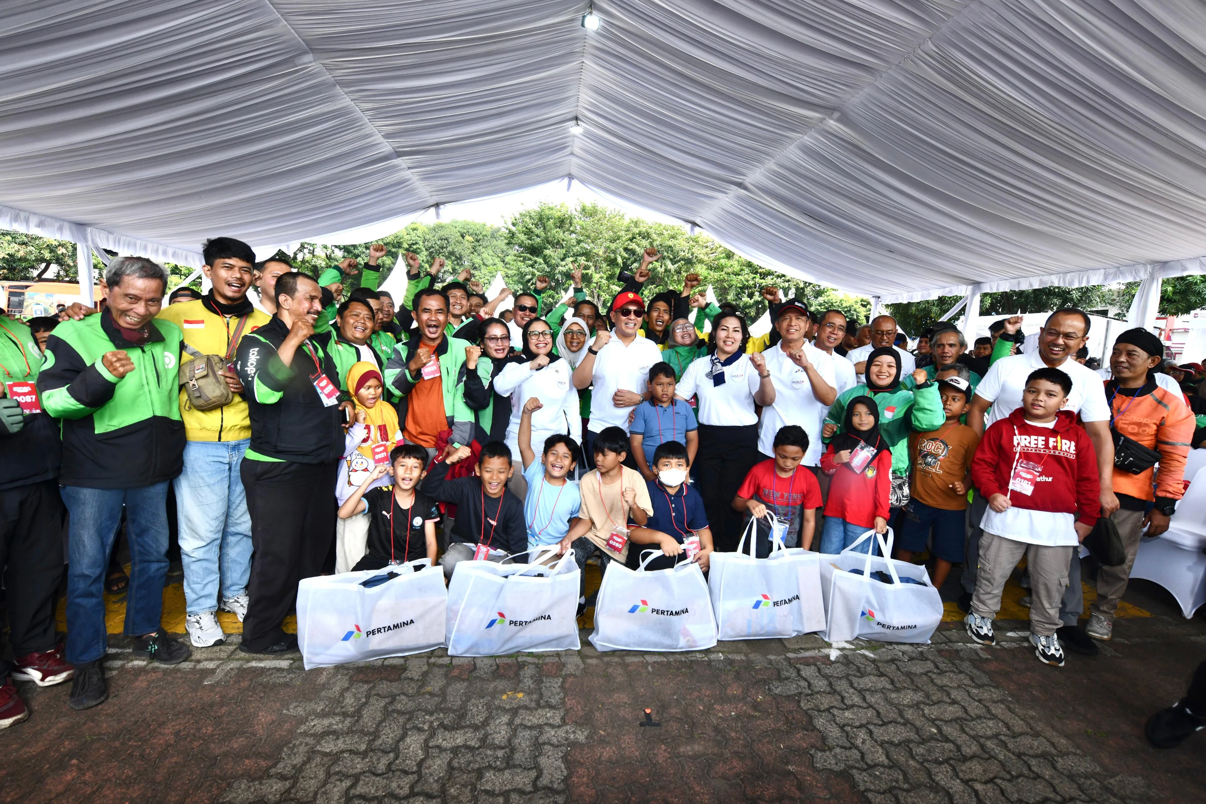 SESAMA: Pertamina Salurkan 1.000 Seragam dan Peralatan Sekolah untuk Para Anak Ojek