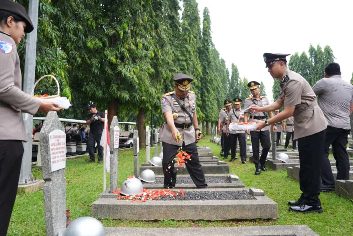 Korlantas Ziarah ke TMP Kalibata Peringati Hari Keselamatan LLAJ Nasional