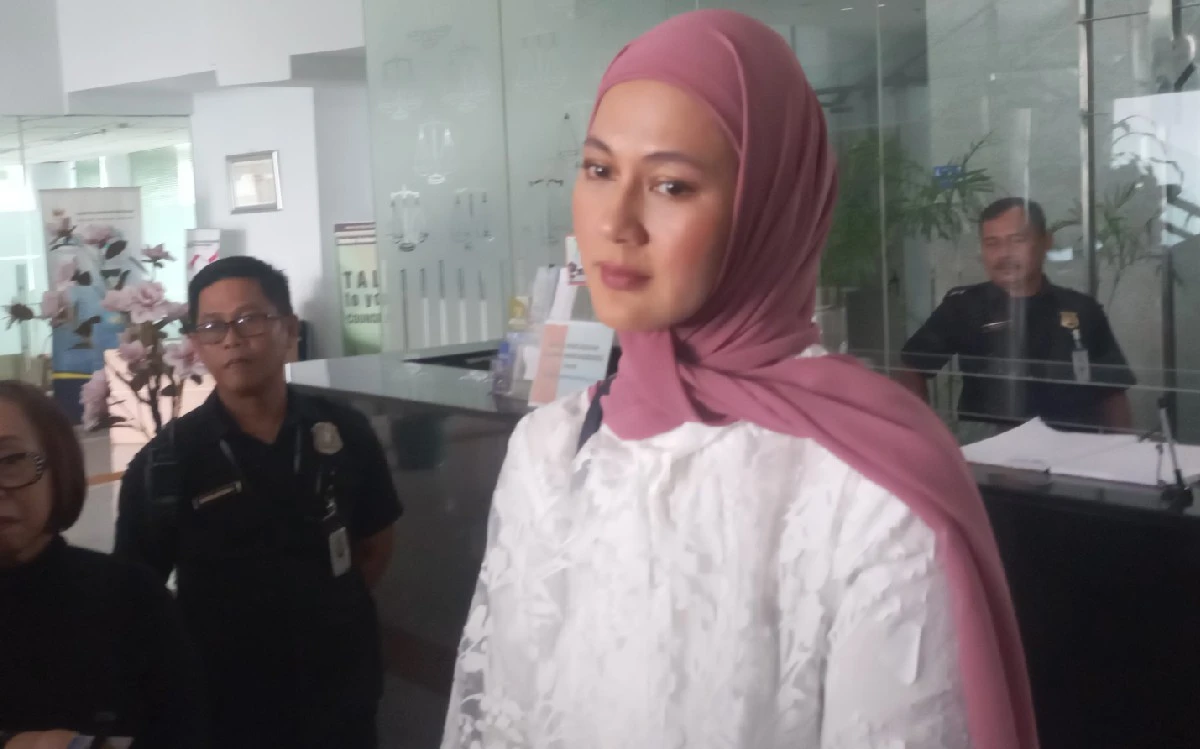 Datangi Kantor Komisi Yudisial, Paula Verhoeven Laporkan Hakim Sidang Perceraian