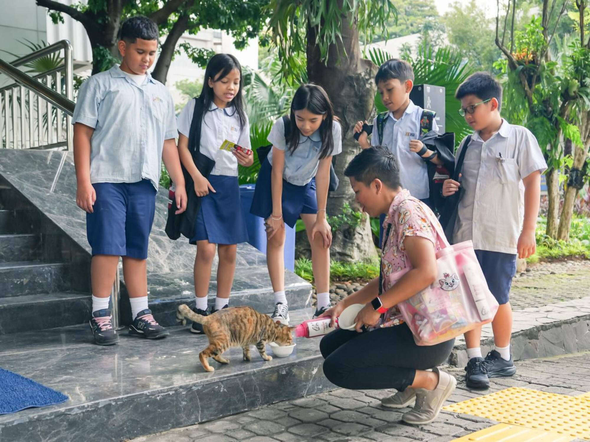 Terima Kunjungan Murid SD Mentari, Francine Widjojo Contohkan Traktir Kucing Jalanan