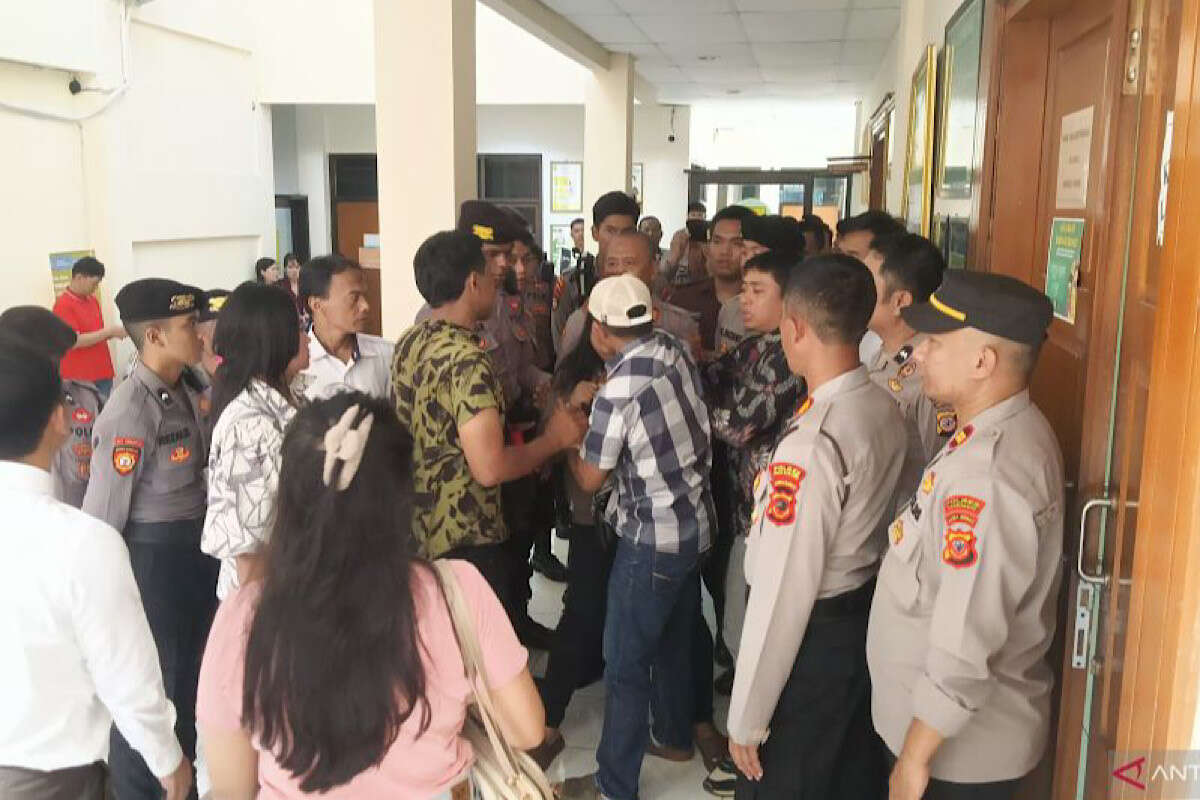 Keluarga Korban Kecewa, Sidang Vonis Pembunuhan di Sukabumi Berlangsung Ricuh