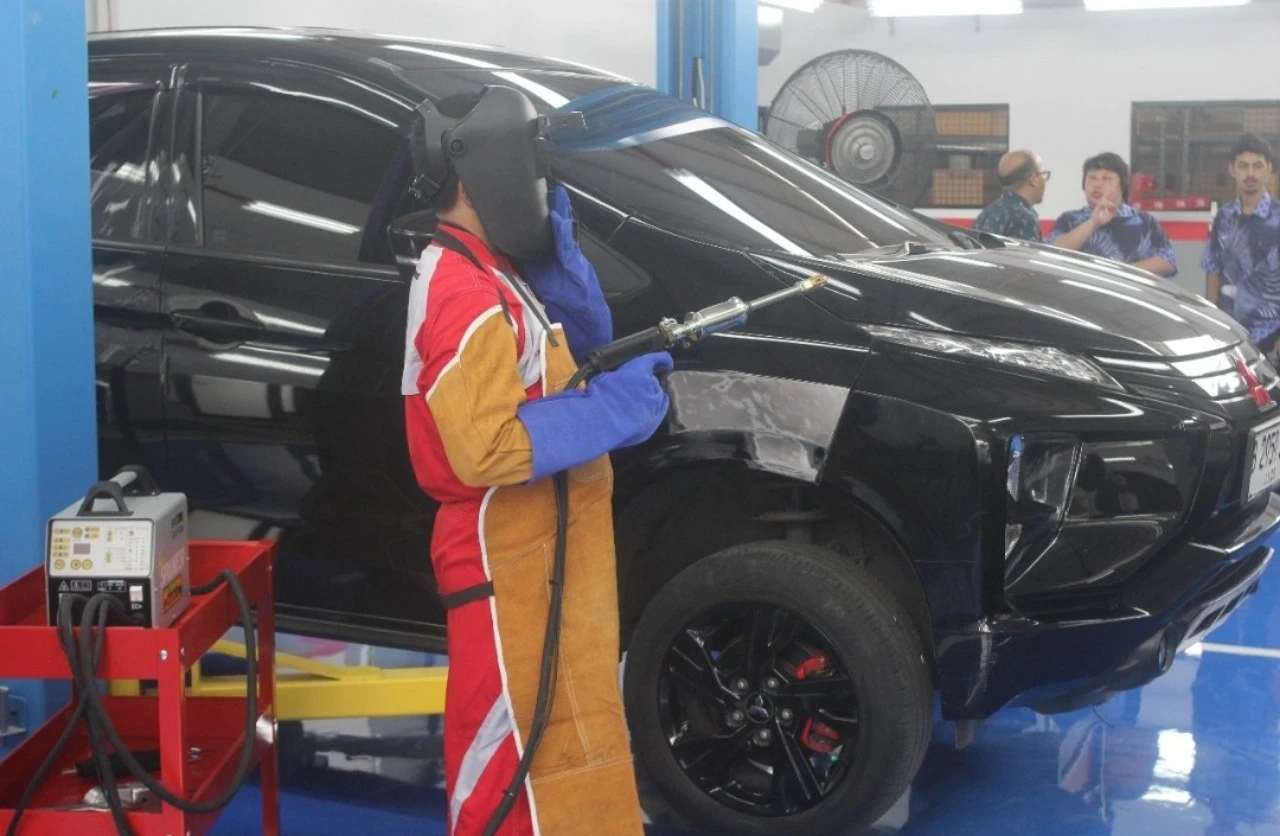 Mitsubishi Bodi & Cat Pertama di Surabaya Resmi Beroperasi