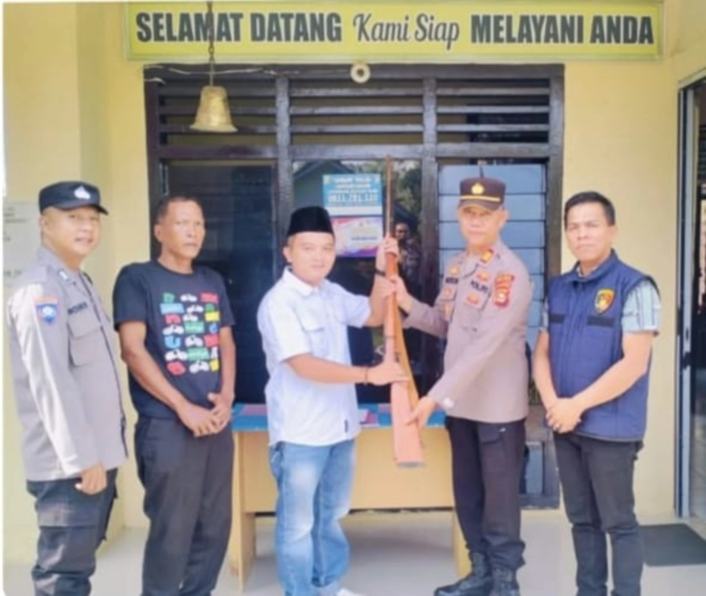 Kades Sadar Karya Serahkan Senjata Api Rakitan ke Polsek Purwodadi
