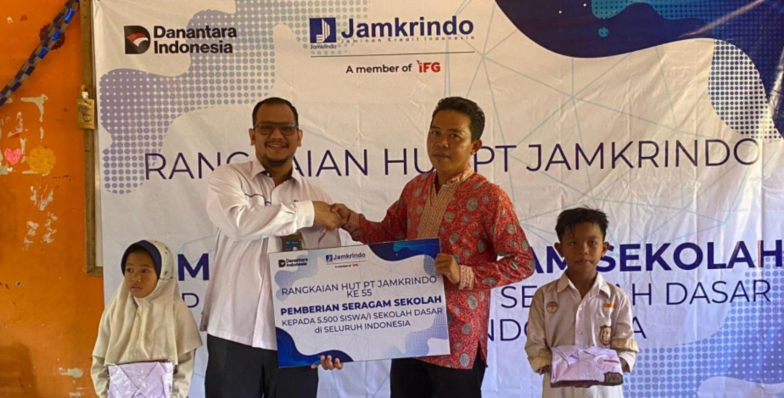 Dukung Pendidikan Berkualitas, Jamkrindo Salurkan Ribuan Seragam dan Perangkat TIK