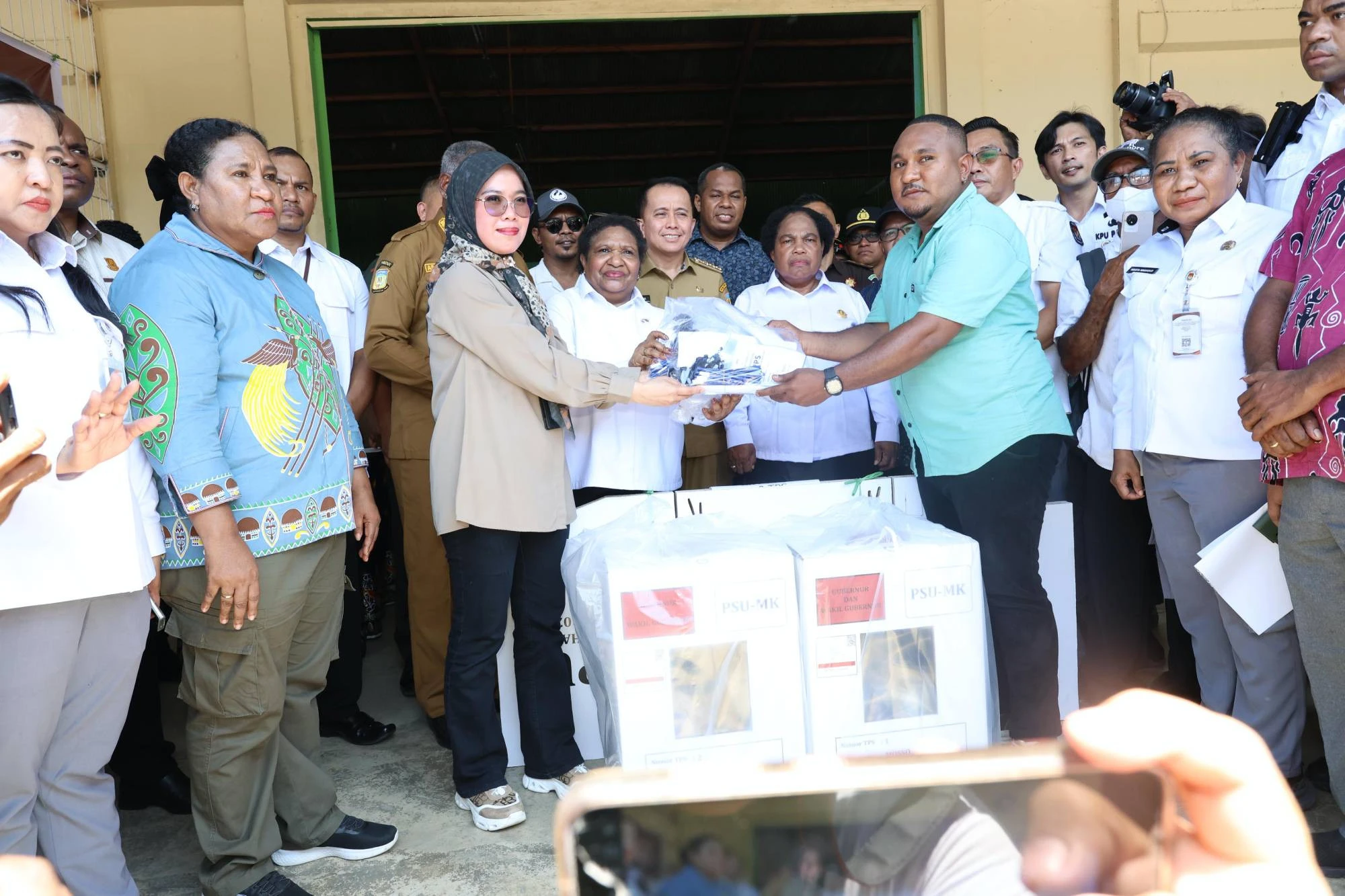 Agus Fatoni & Wamendagri Lepas Pendistribusian Logistik PSU ke Kabupaten/Kota se-Papua