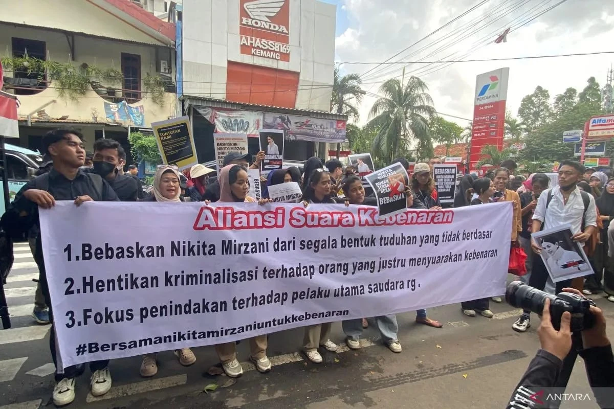 Kembali Jalani Sidang, Nikita Mirzani Disambut Para Pendukung