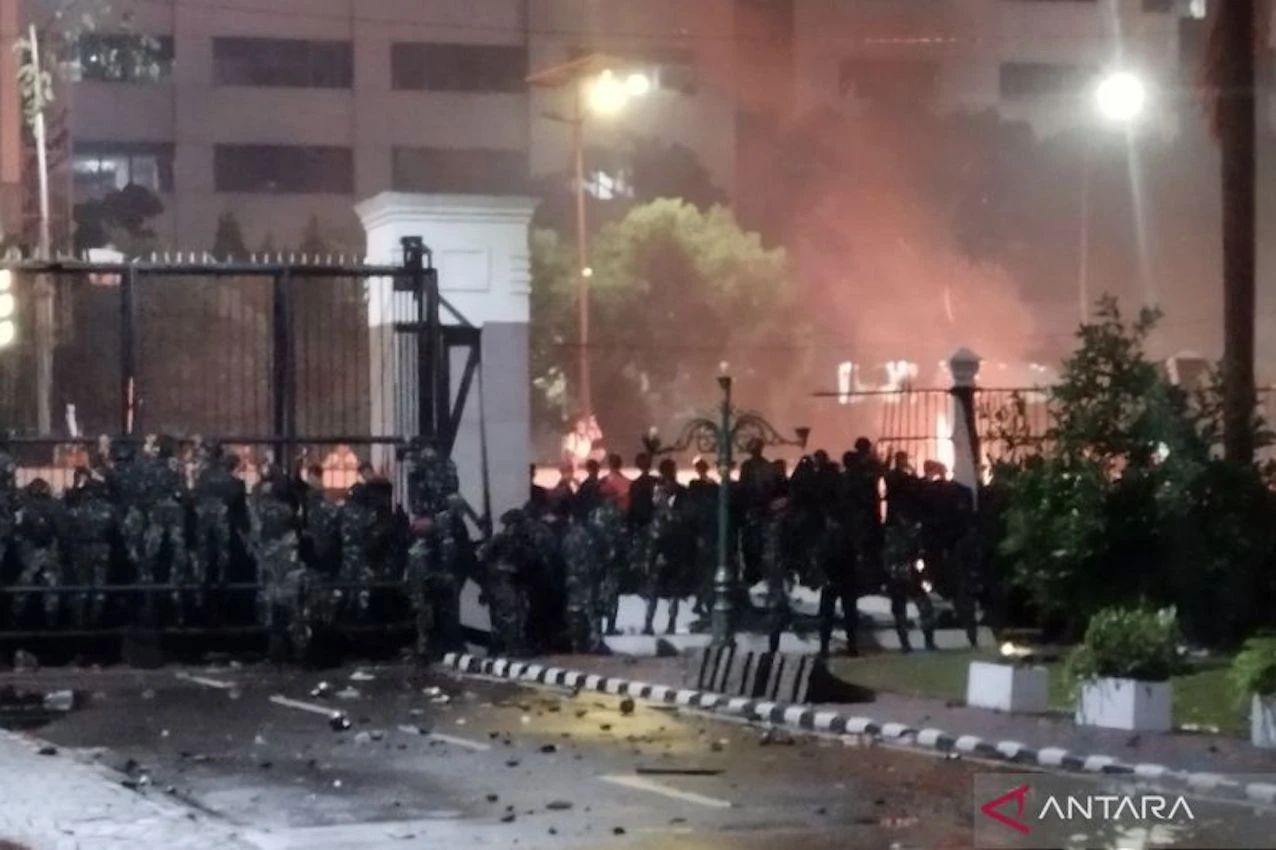 Massa Pedemo di DPR Masih Bertahan Hingga Malam, Pagar Samping Jebol, Begini Kondisi Terkini