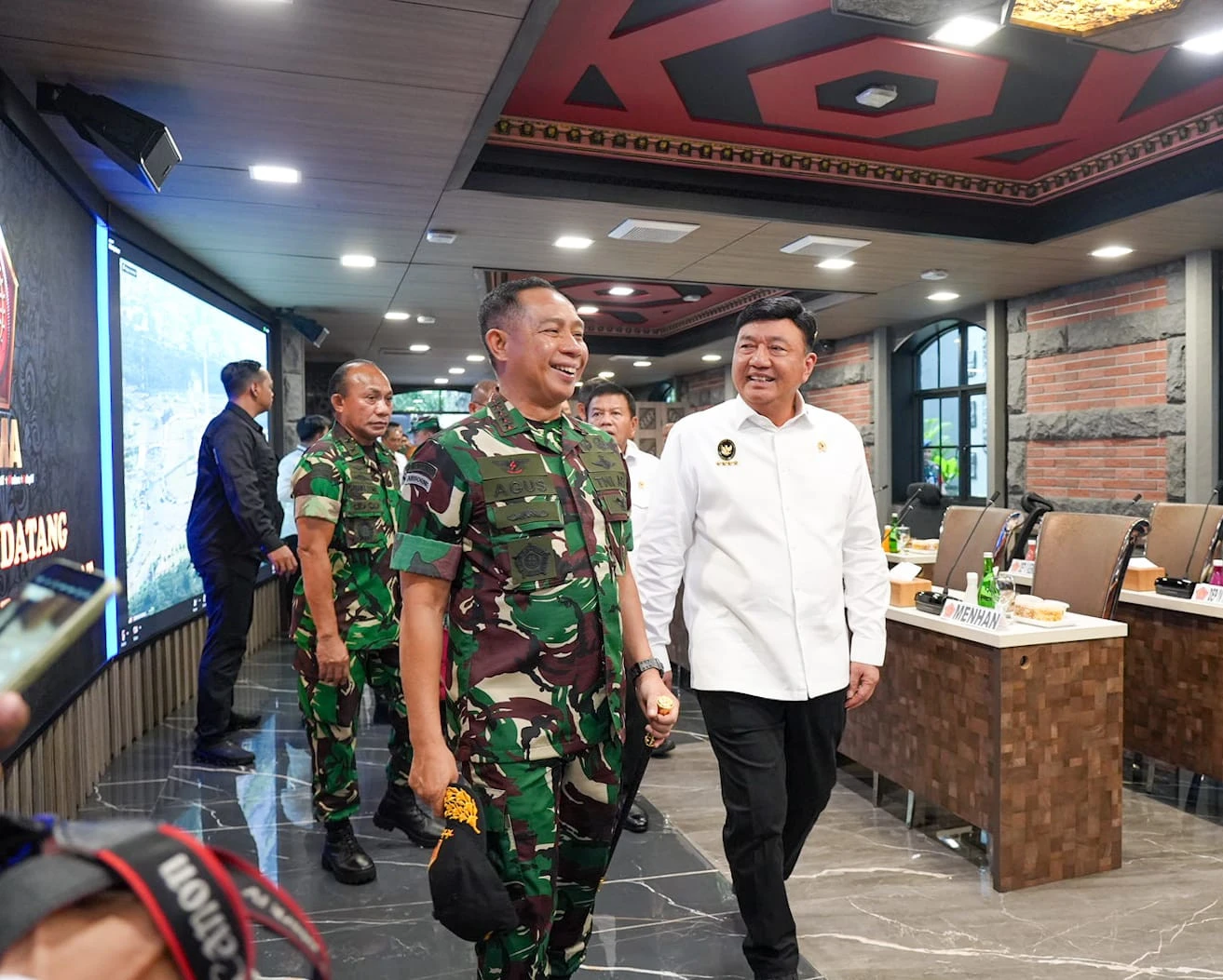 Pantau Pelaksanaan May Day di Mabes TNI, Menko Polkam: Sejauh Ini Berjalan Lancar
