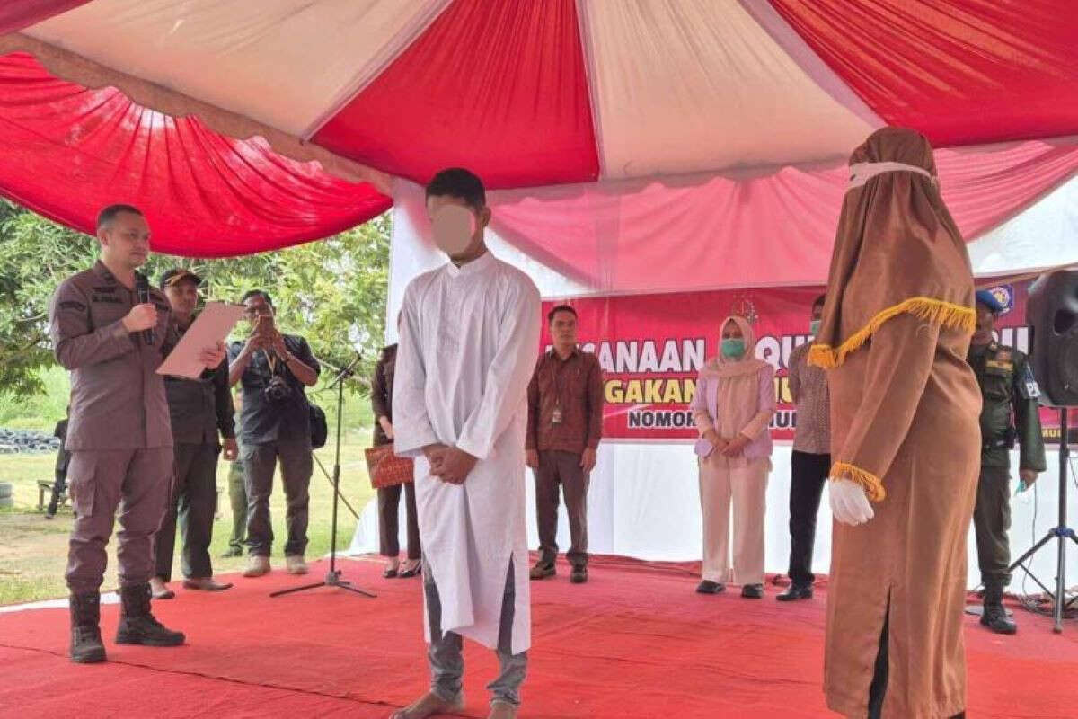 Kejari Aceh Timur Eksekusi 2 Pelaku Judi dengan Hukuman Cambuk