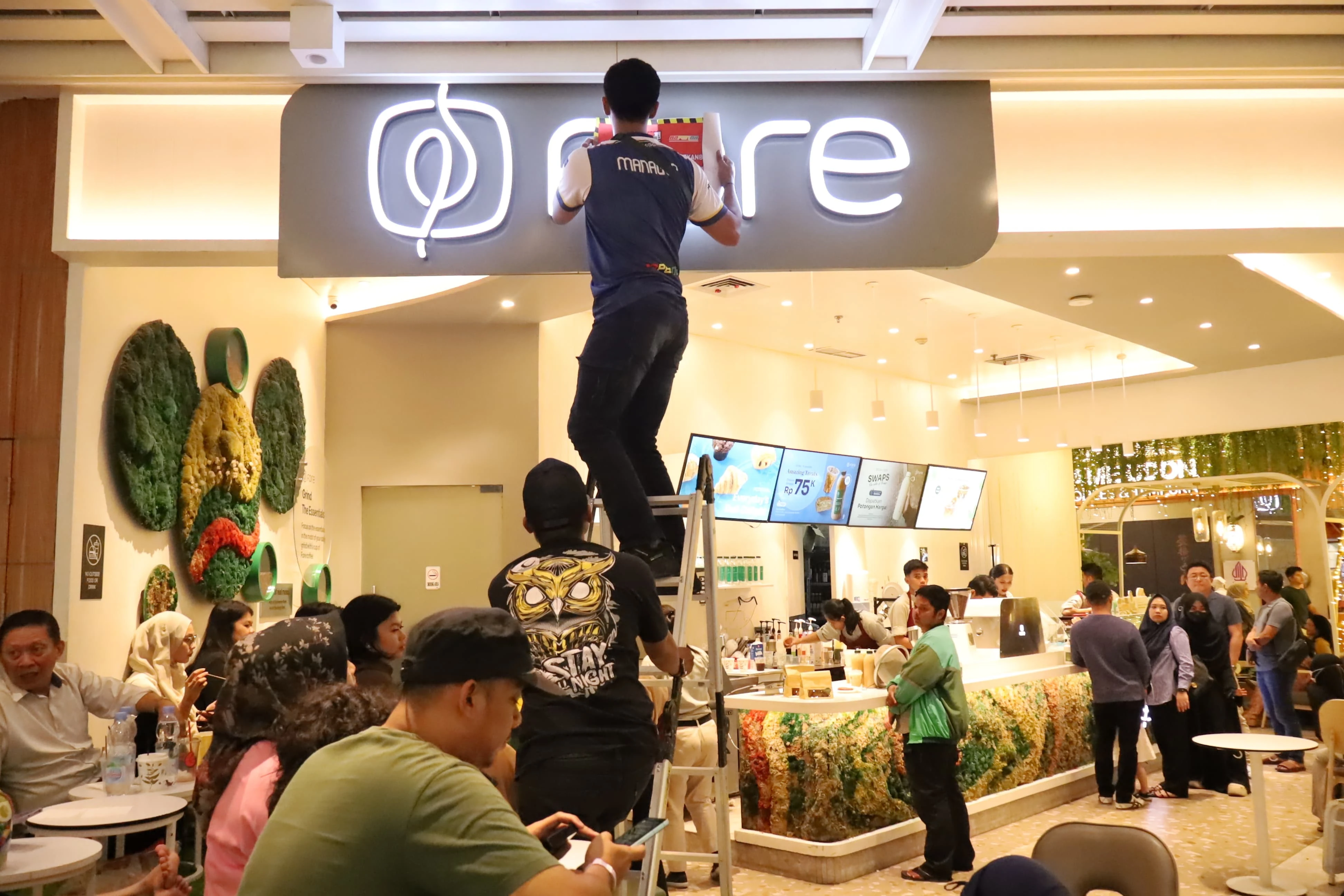 Pemkot Pekanbaru Menyegel Coffe Shop Ternama yang Tak Bayar Pajak
