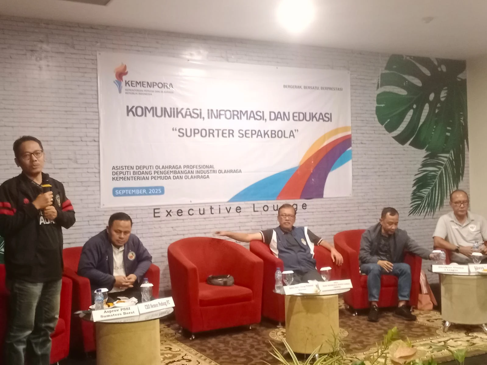Bangun Ekosistem Sepak Bola Sehat, Kemenpora Gelar KIE Suporter di Sumbar