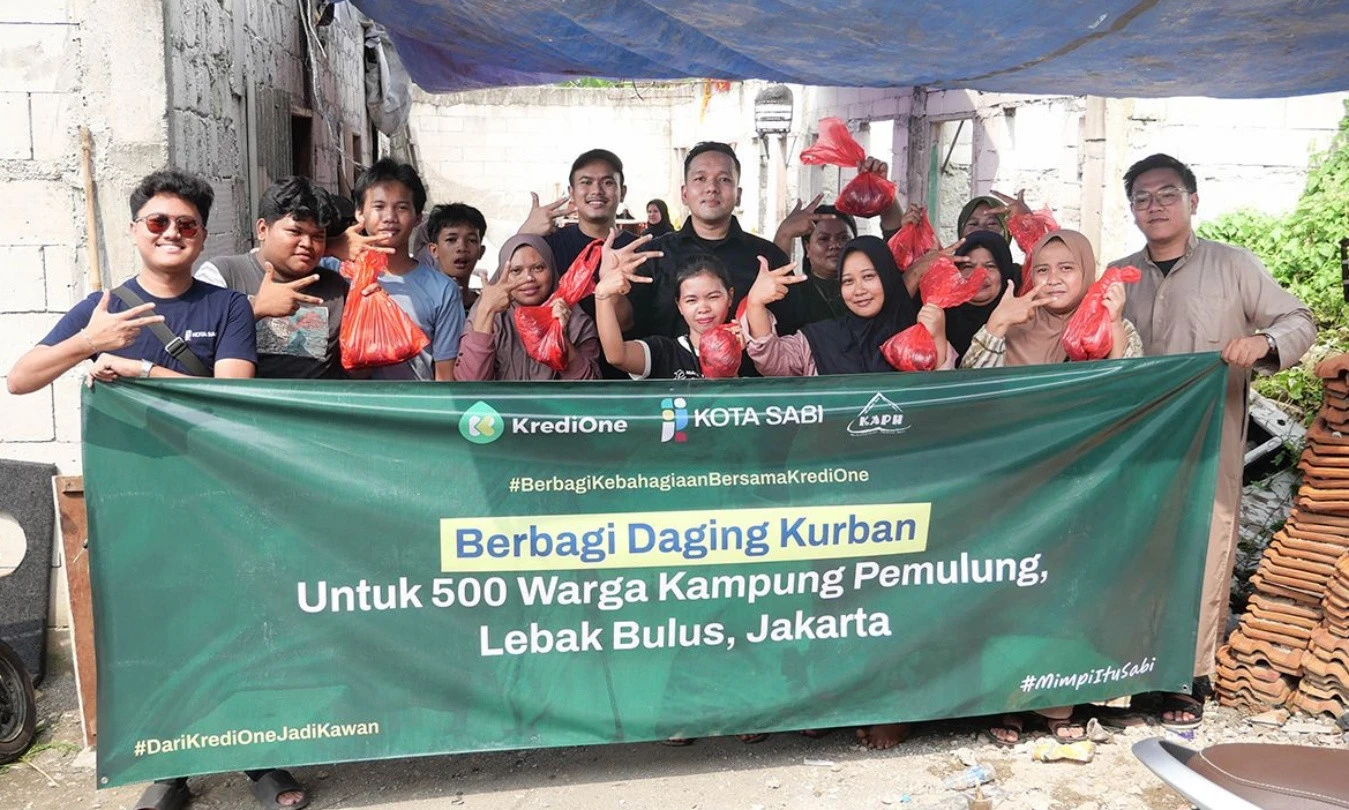 KrediOne Salurkan Hewan Kurban Untuk 500 Keluarga Pemulung di Jakarta
