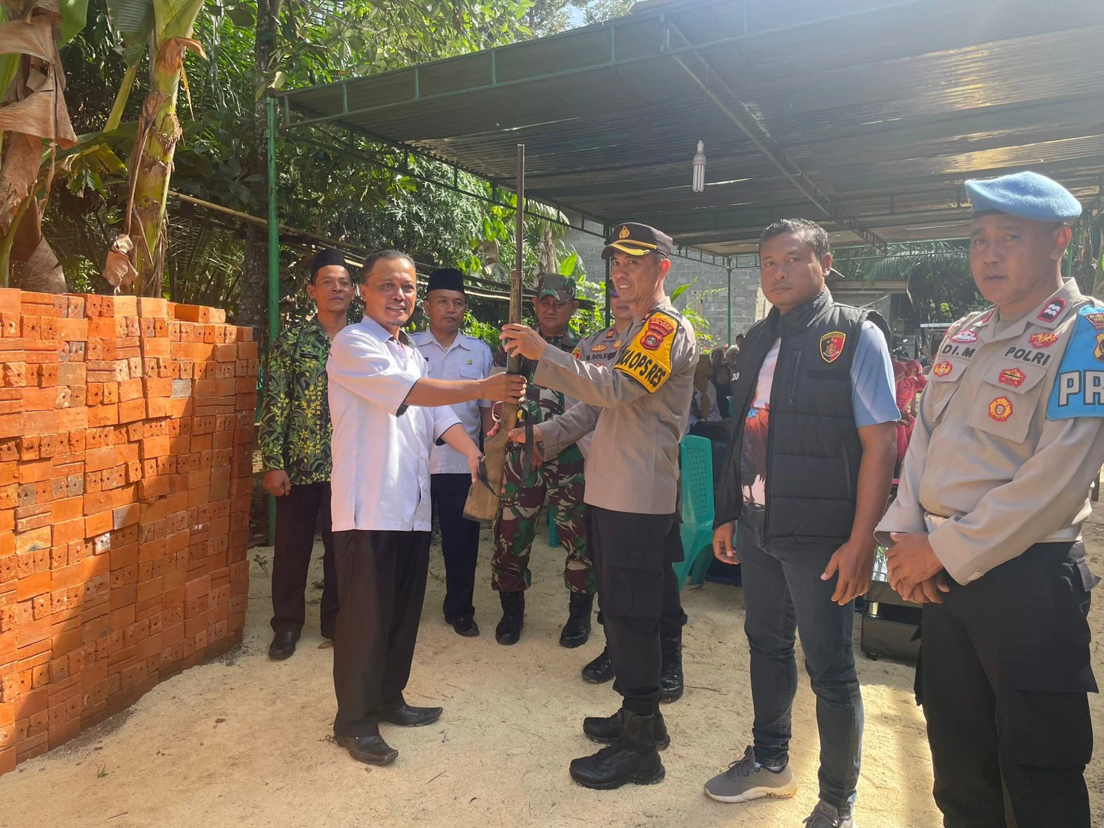 Kades Ciptodadi 1 Serahkan Senpi Kecepek dari Warganya ke Wakapolres Musi Rawas