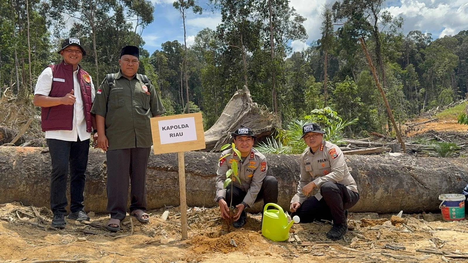 Kapolda Riau Menyusuri Hutan yang Dirambah dan Menanam Harapan Baru di Batang Ulak  