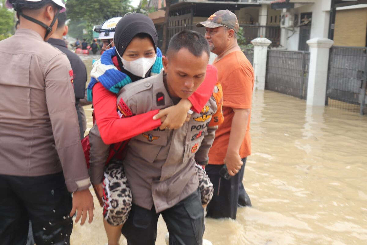 Ratusan Brimob Disebar ke Titik Banjir Jabodetabek, Evakuasi Anak-Lansia