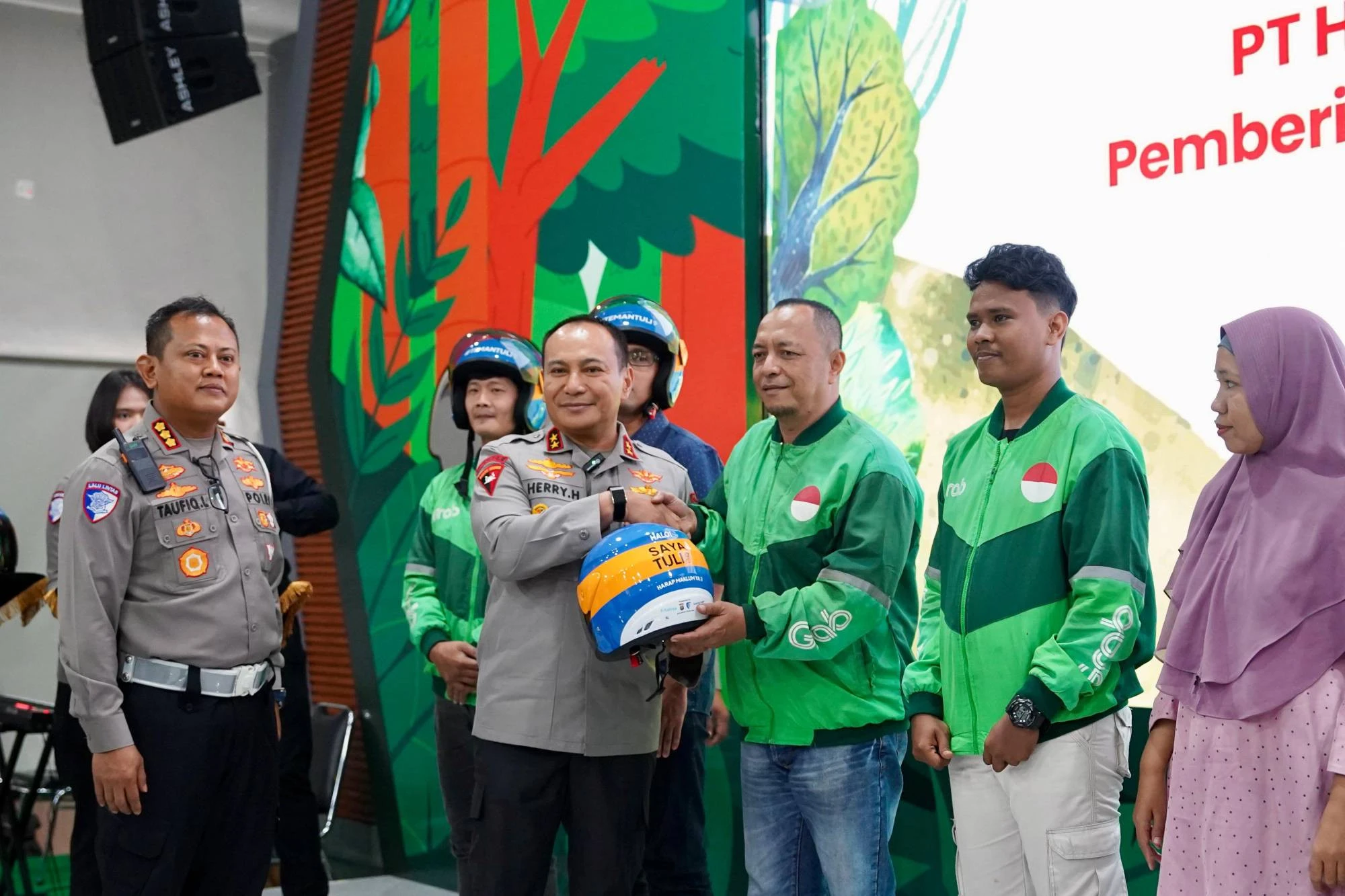Serahkan Helm Disabilitas, Kapolda Riau Dorong Keselamatan Inklusif-Lalin Ramah Lingkungan