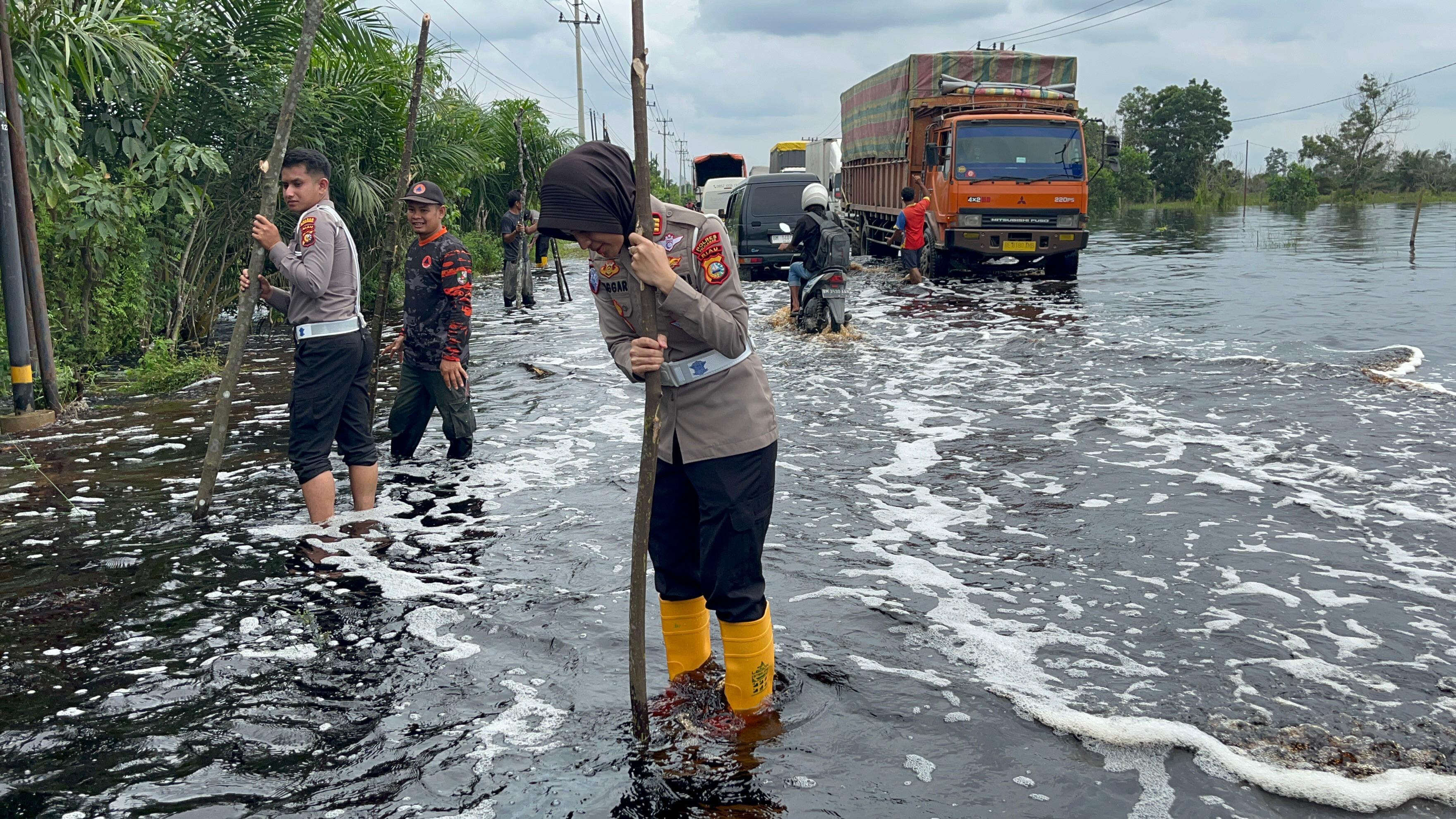 Banjir Merendam Jalintim KM 83, Polres Pelalawan Lakukan Berbagai Langkah Penanganan