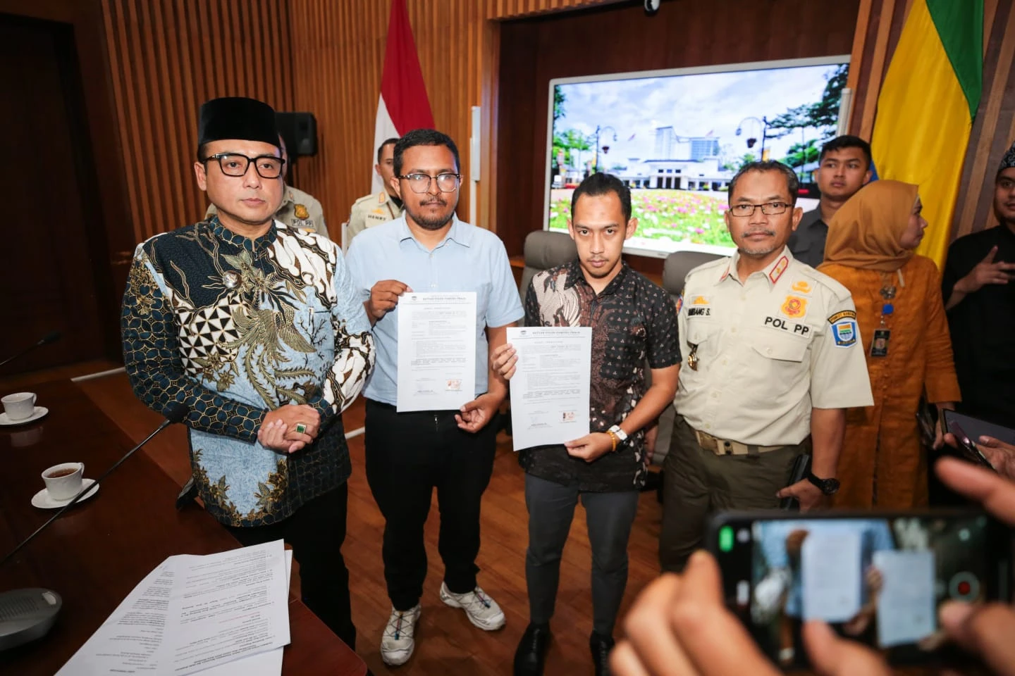 Bagi-bagi Bir Saat Event Lari, Komunitas Dihukum Bersihkan Balai Kota Bandung