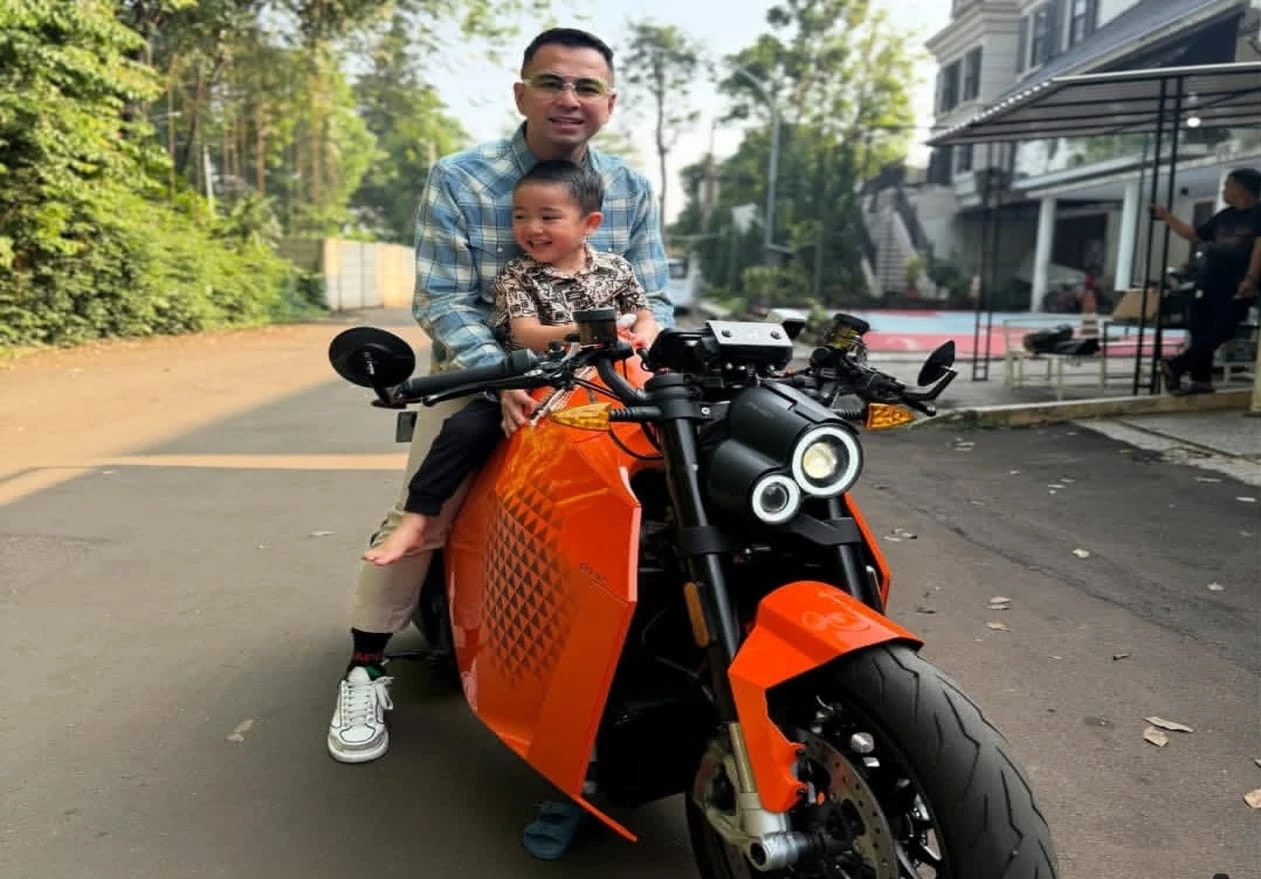 Lihat tuh, Raffi Ahmad Pamer Moge Listrik Bergaya Futuristik, Harganya Enggak Main-Main