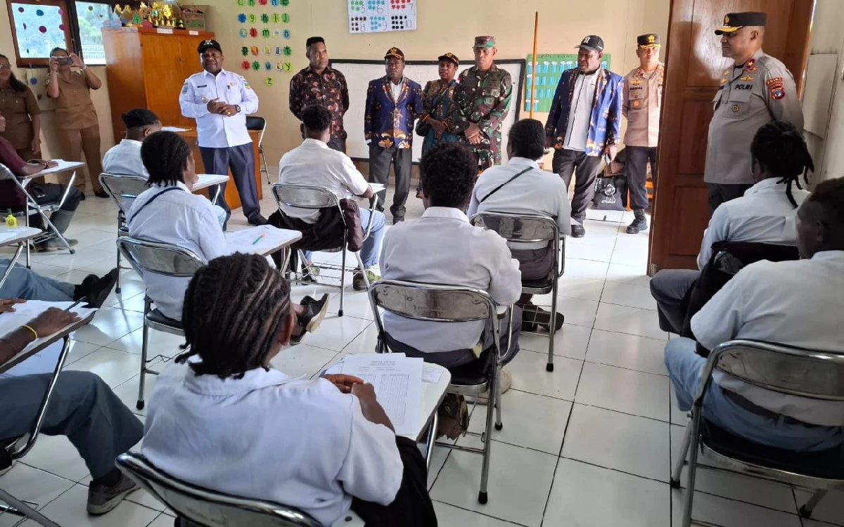 Para Siswa SMAK/SMK Mengikuti Ujian di Tengah Konflik Pilkada Puncak Jaya