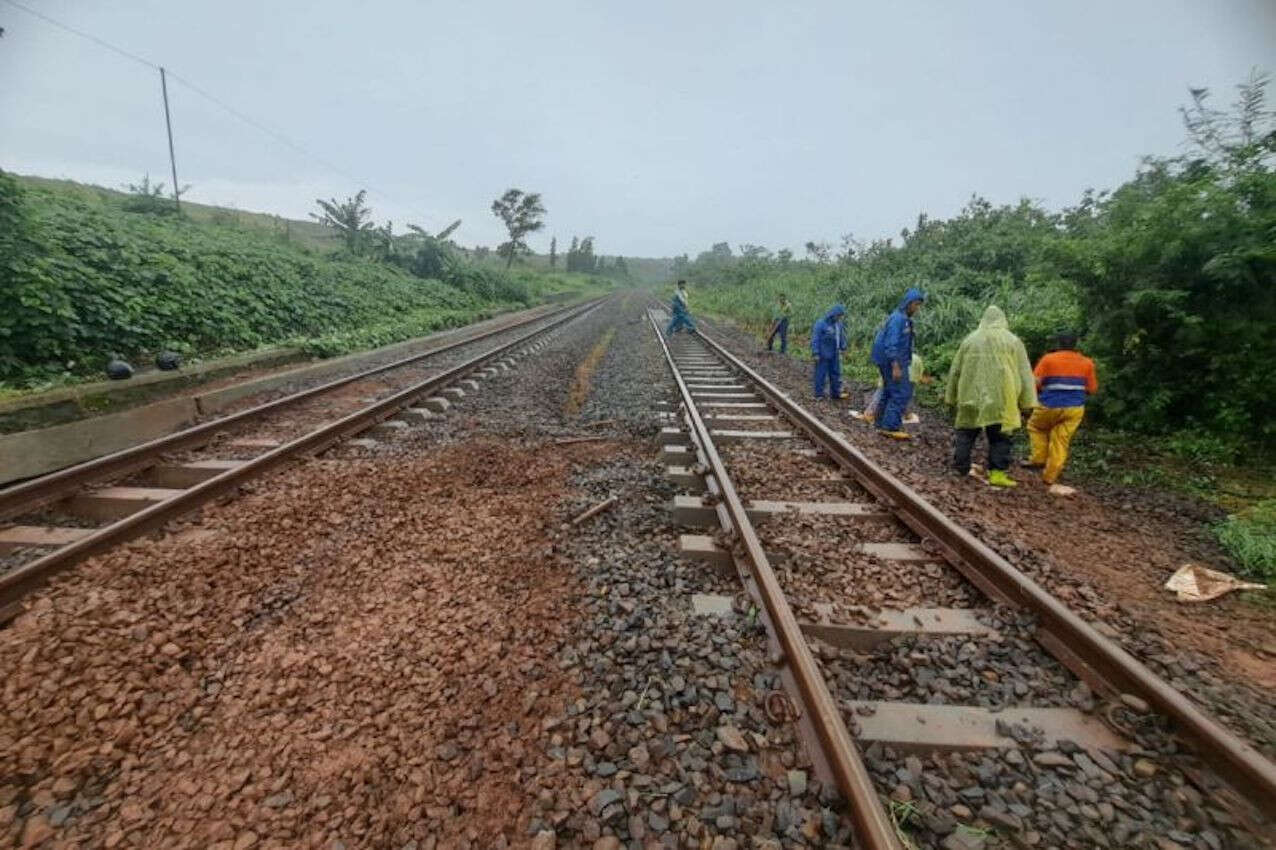 Daftar 6 Kereta Api yang Perjalanannya Terganggu Akibat Banjir di Batang