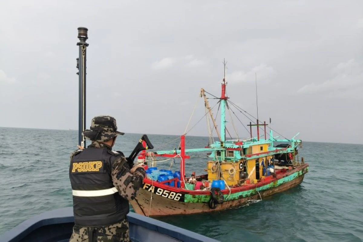 KKP Tangkap Kapal Berbendera Malaysia yang Curi Ikan di Selat Malaka