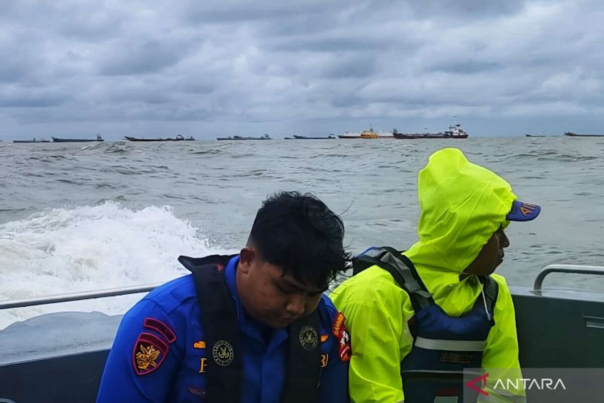 Cuaca Buruk, Polri Tunda Cabut Pagar Laut di Perairan Tangerang