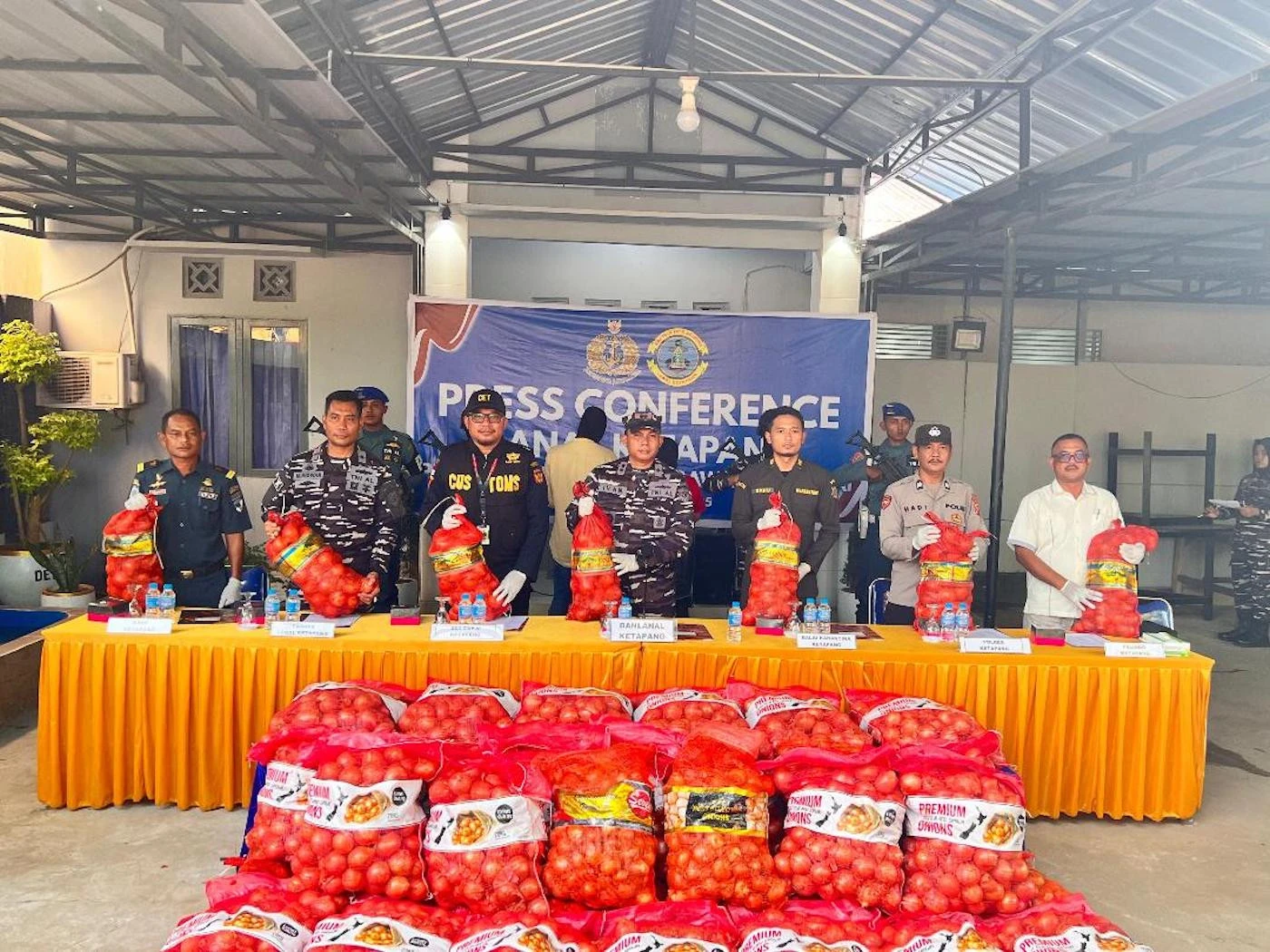 TNI AL Gagalkan Penyelundupan 11,1 Ton Bawang Bombay Ilegal, Lihat