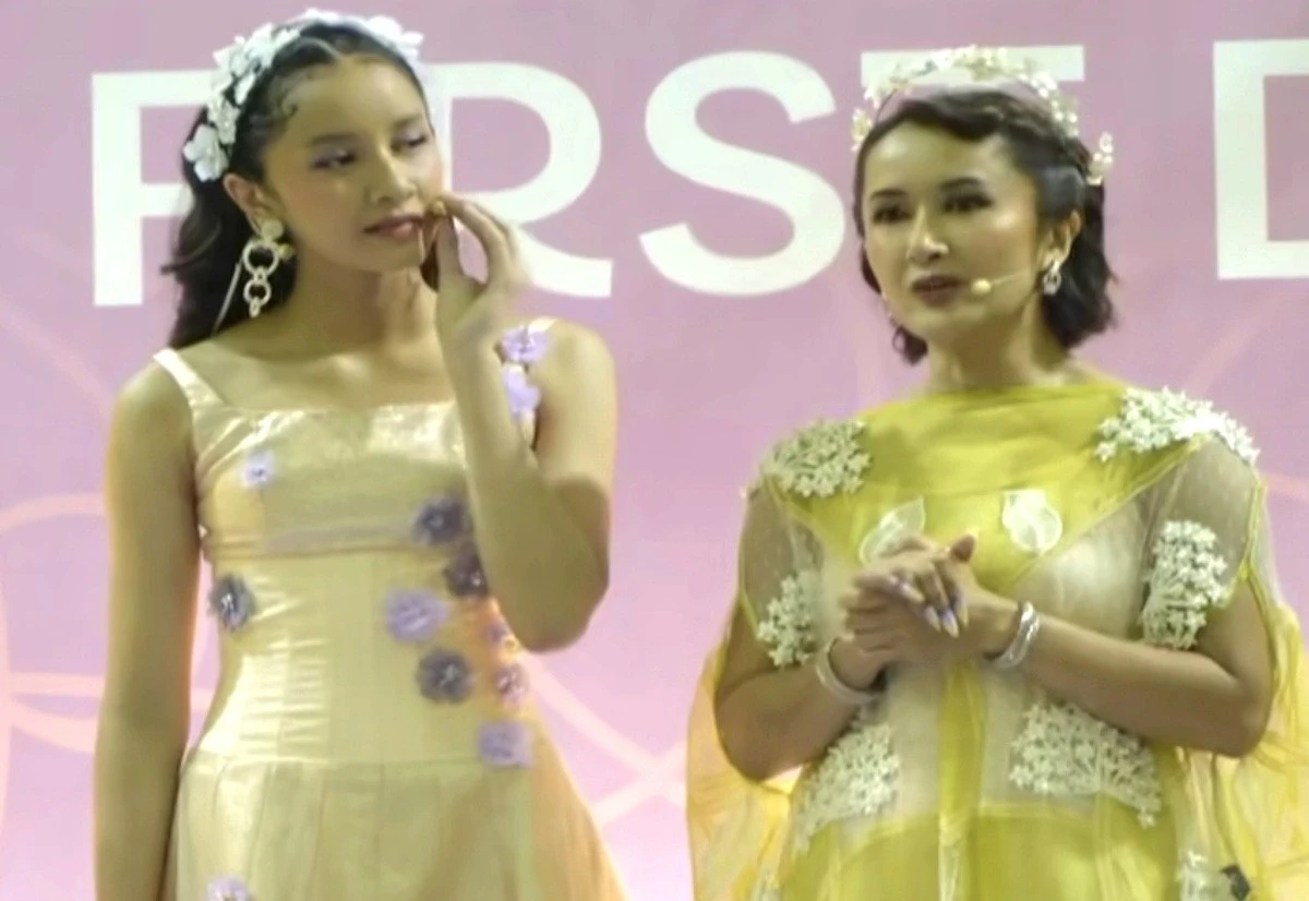 Widi Mulia Sepanggung dengan Anak dalam Teater Kirithra: Tale of the First Dew
