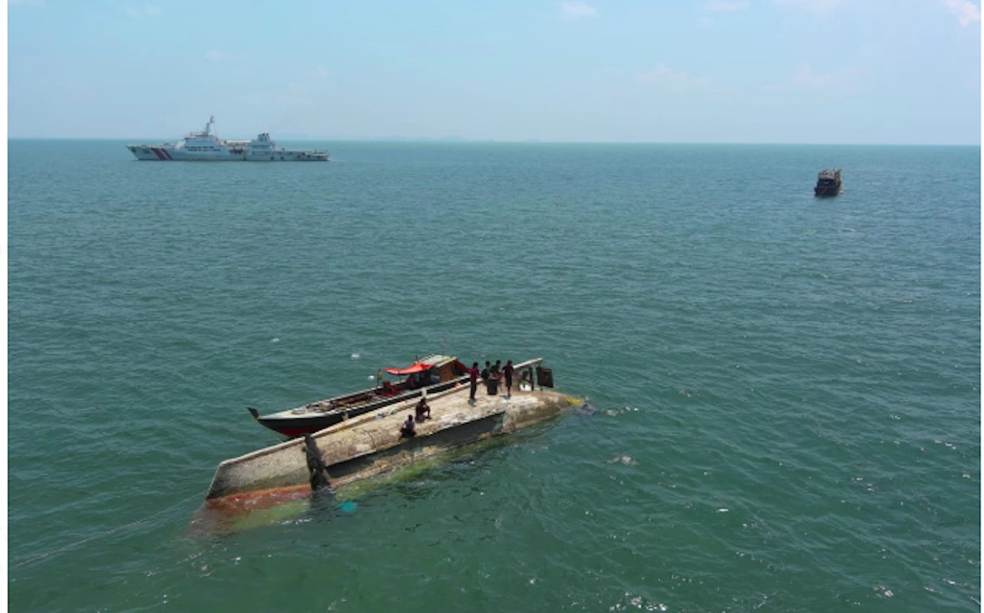 Bakamla RI Evakuasi KM Aneka Jaya yang Terbalik di Perairan Pulau Cucu Petong
