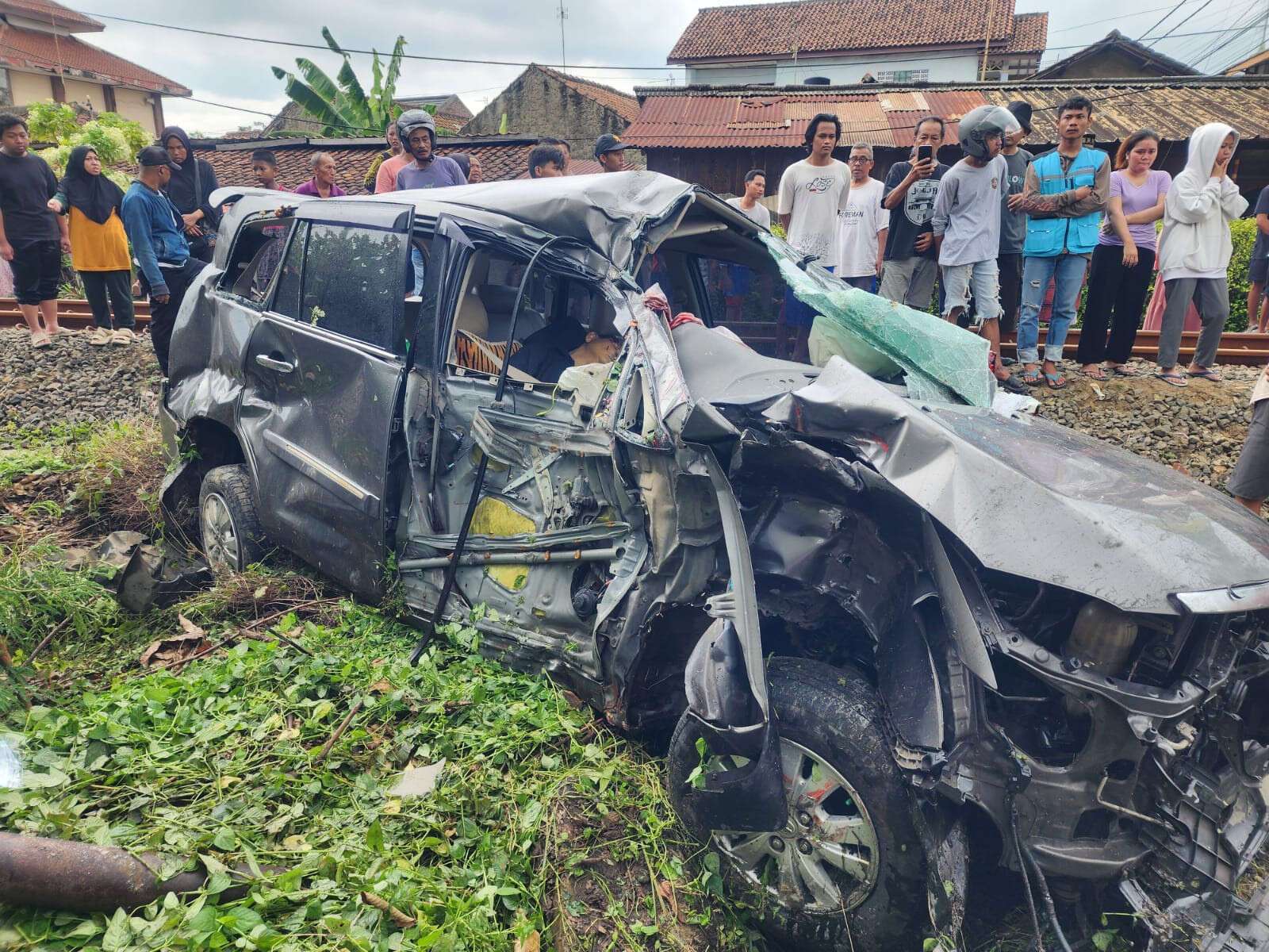 Mobil Ditabrak Kereta, Pasutri Tewas Seketika