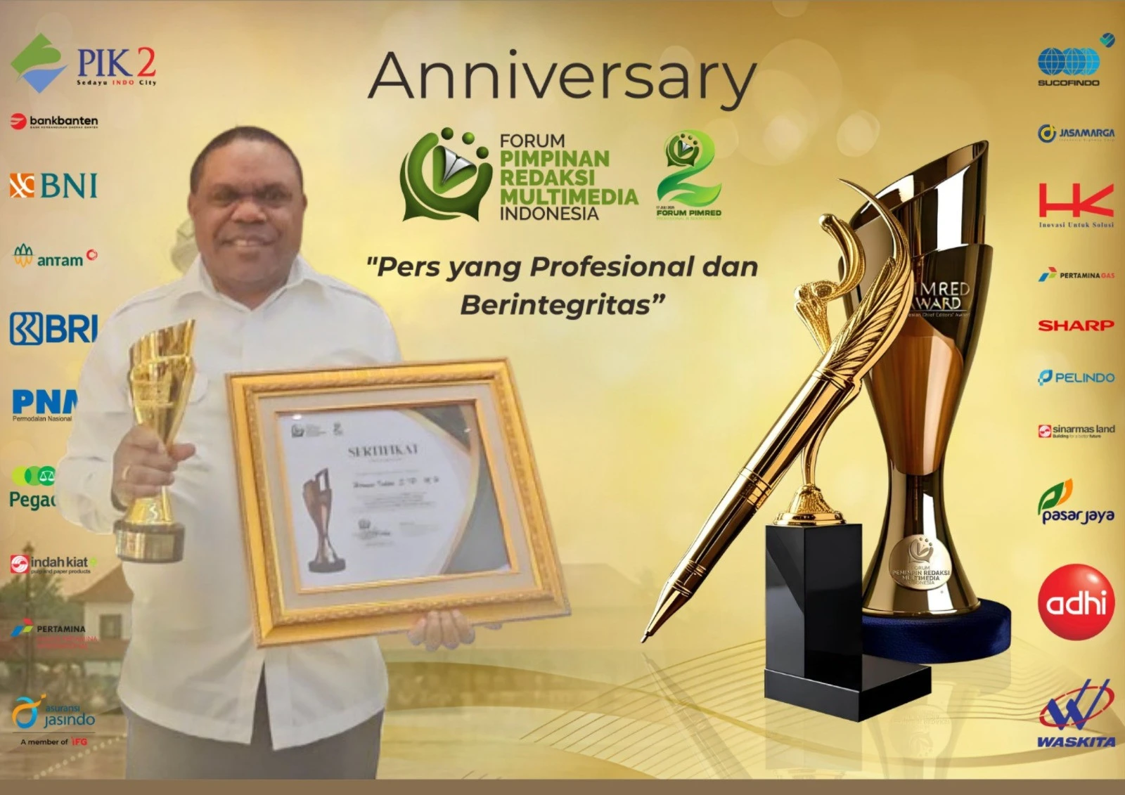 Bupati Manokwari Hermus Indou Terima Penghargaan Pimred Award 2025