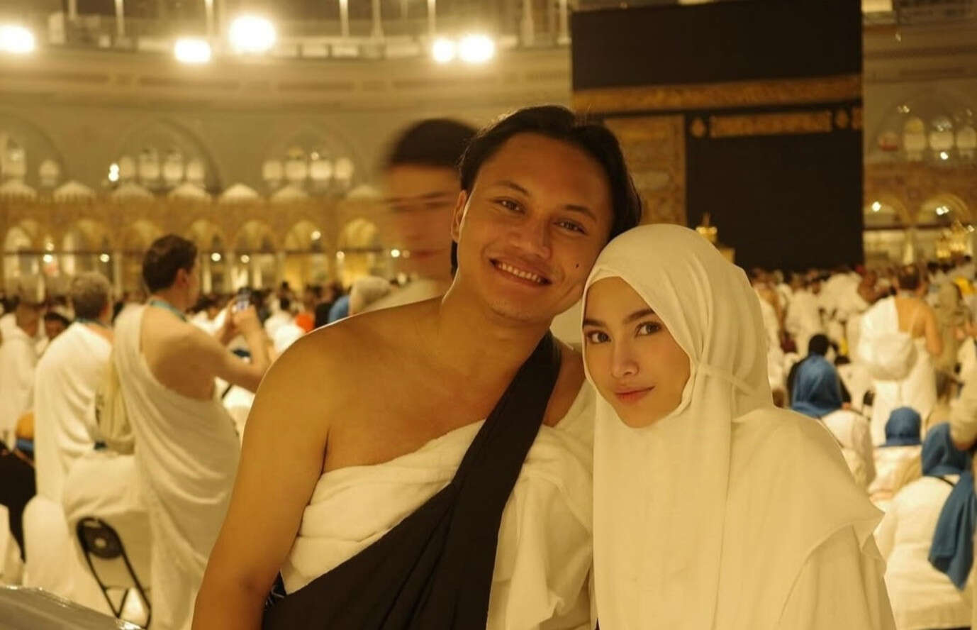 Rizky Febian Bersyukur Bisa Bawa Mahalini untuk Umrah Pertama Kali