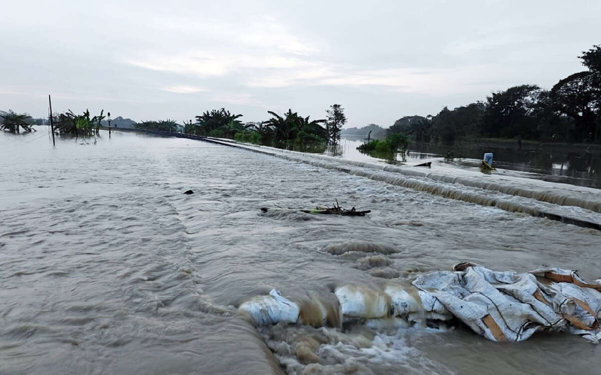 Banjir Merendam Rel, Kereta Semarang-Surabaya Lumpuh Total