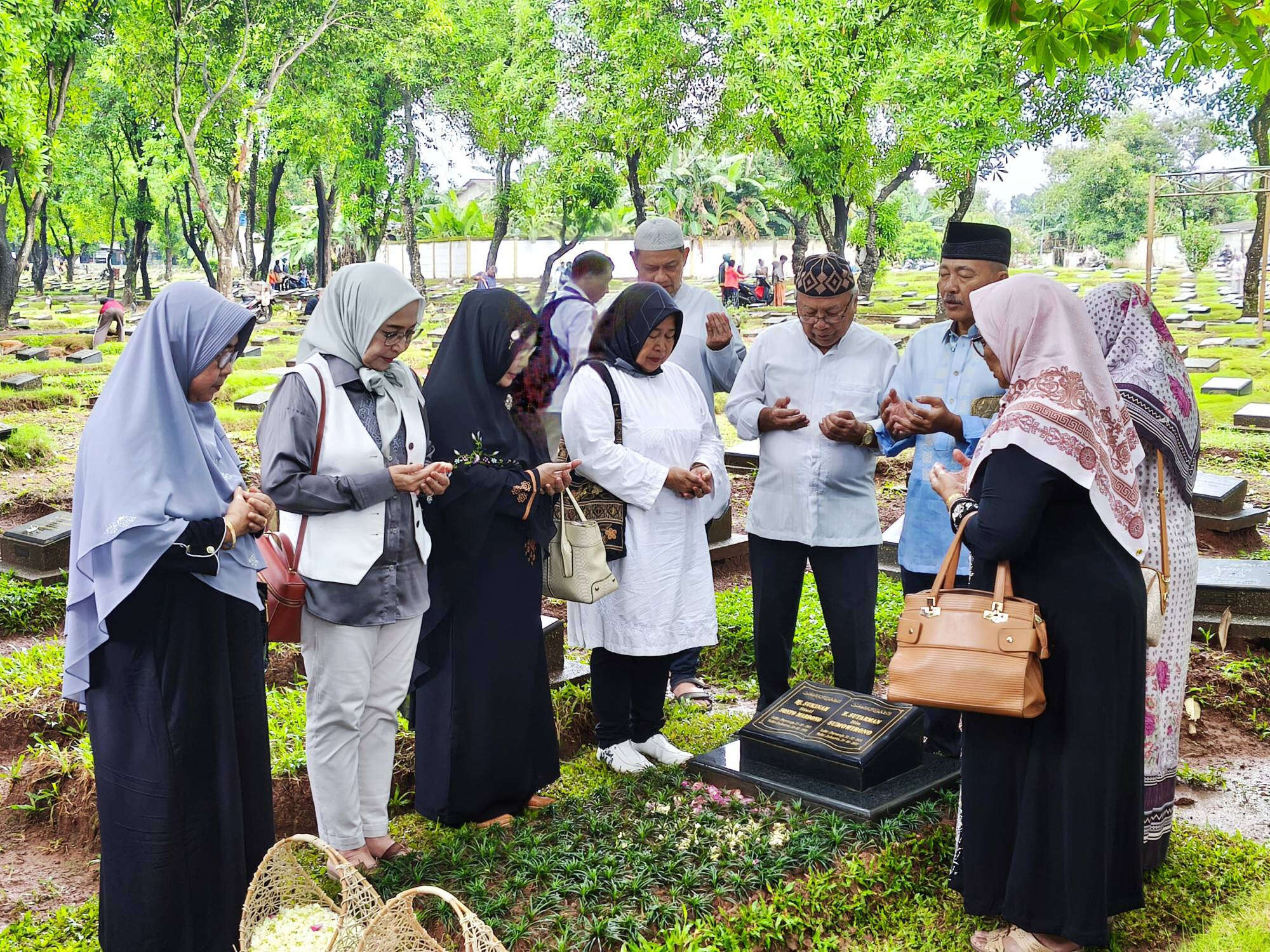 Sambut Ramadan, Ketum Kadin DKI Diana Dewi Ziarah ke Makam Orang Tua