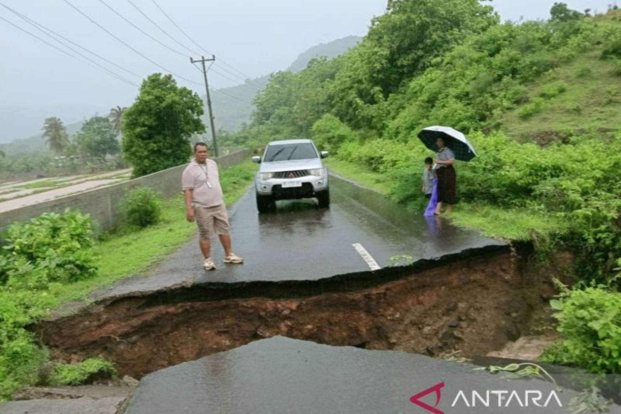 Banjir Memutus Jalan di Sekotong Lombok