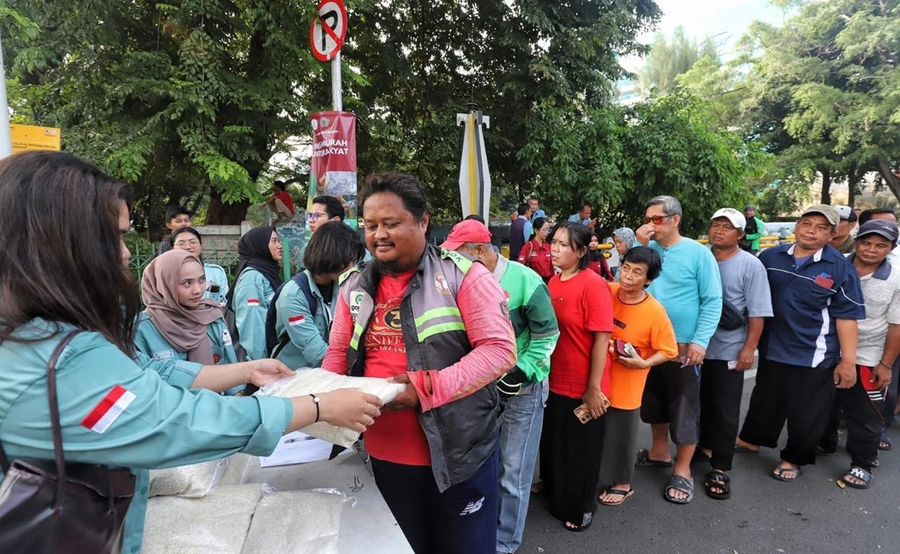 Beban Ekonomi Makin Berat, Masyarakat Rela Mengantre demi Beras Gratis di Kampus UBK
