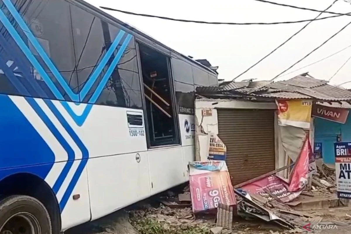 Bus Transjakarta Seret Sepeda Motor Lalu Hantam 4 Ruko di Cakung